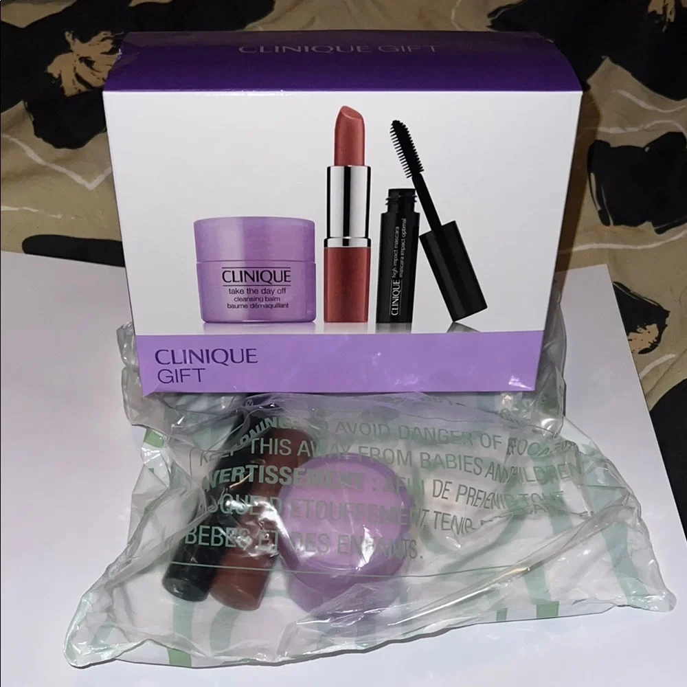 Clinique Gift Set - Picture 1 of 2